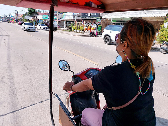 20220131_102304-tuktuk-lady