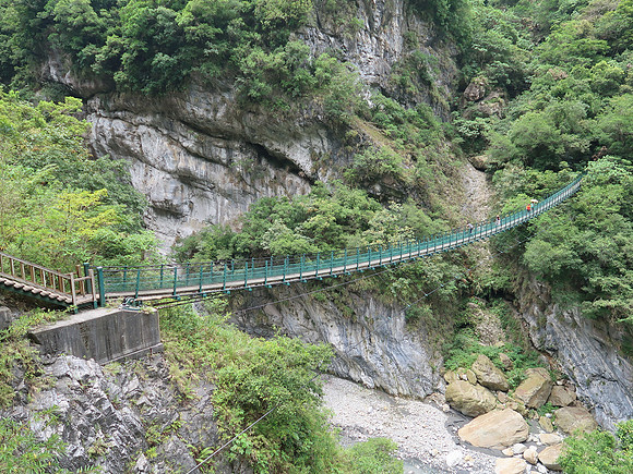 IMG_8922-suspension-bridge-to-old-zhuilu-rd