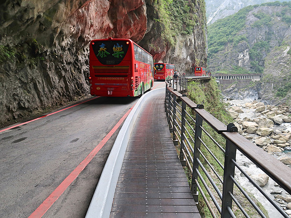 IMG_8938-swallow-grotto-tour-buses