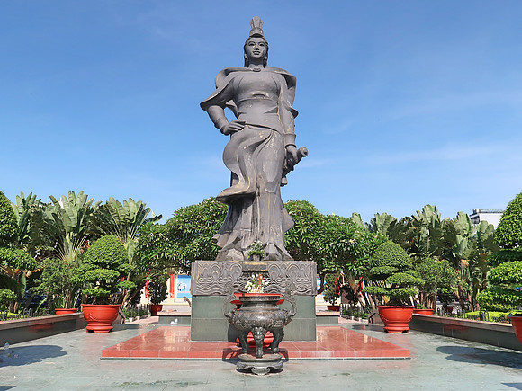 IMG_9257-nu-tuong-le-chan-monument