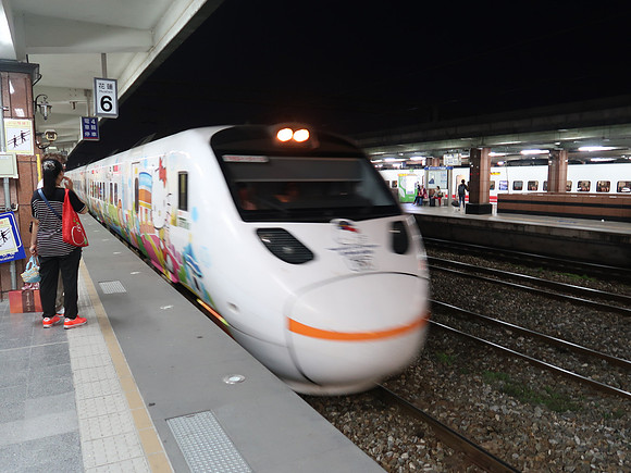 IMG_8983-train-arriving-hualien