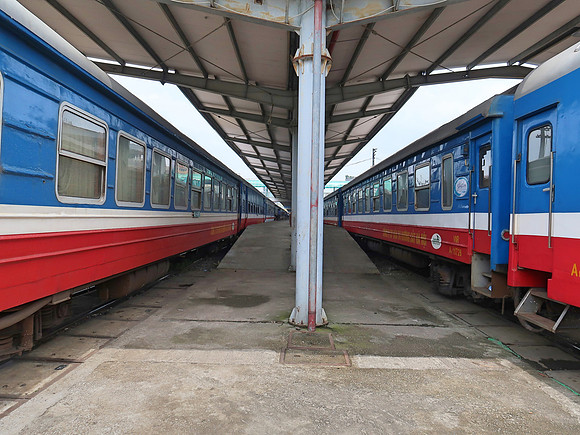IMG_9537-trains-at-hanoi