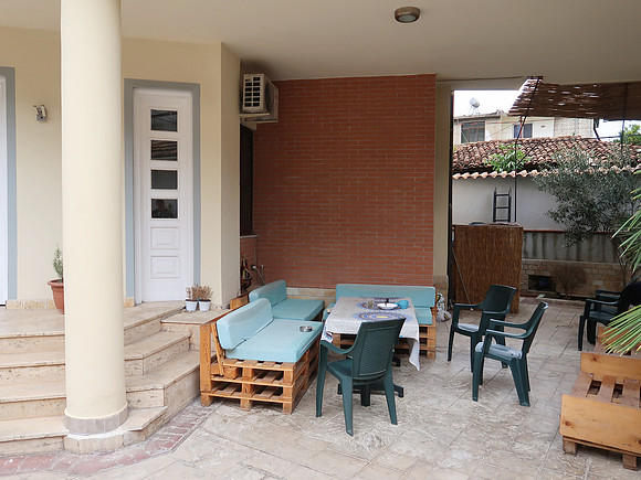 IMG_3269-rooster-outdoor-seating