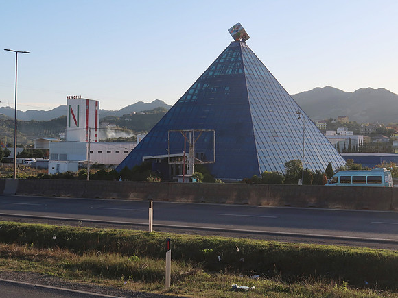 IMG_3829-glass-pyramid
