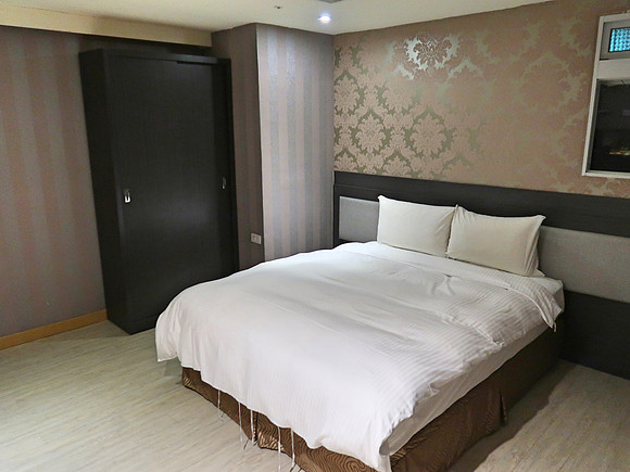 IMG_9944-e-hotel-room