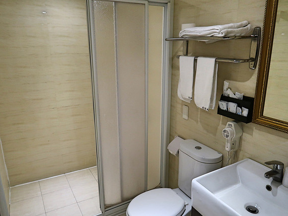 IMG_9949-e-hotel-bathroom