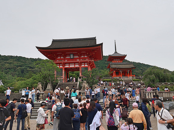 IMG_0479-kiyomizu-dera-crowd