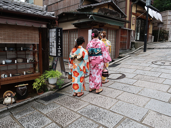 IMG_0488-kimono-tourists