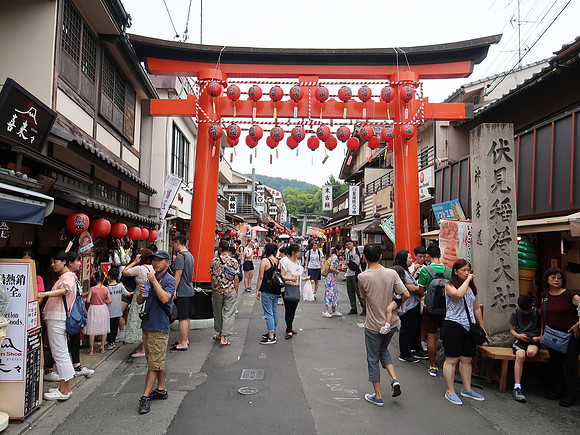 IMG_0535-fushimi-inari-shrine-shops