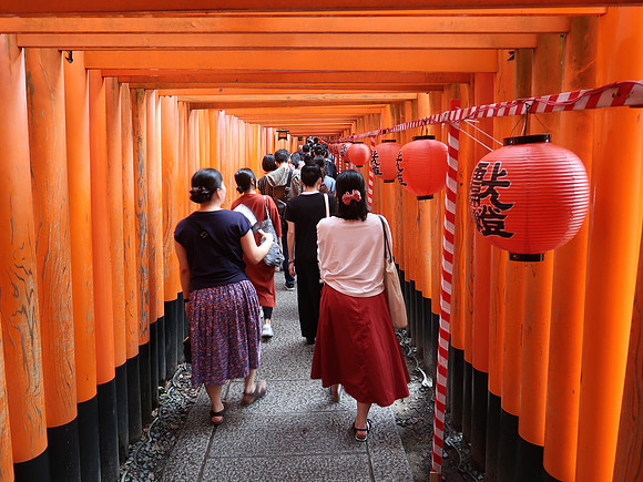 IMG_0547-torii-gates-crowd