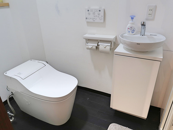 IMG_0841-airbnb-toilet