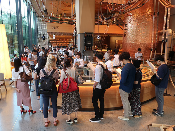 IMG_0887-starbucks-queue