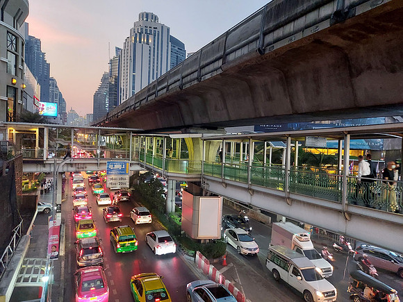 20230228_183825-sukhumvit-traffic