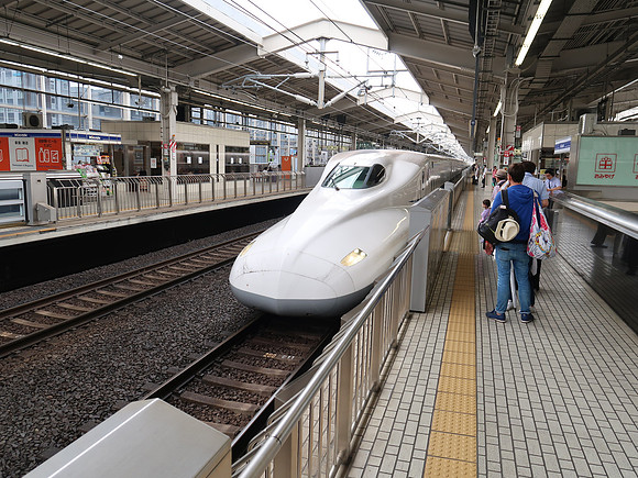 IMG_0781-shinkansen-arriving-kyoto