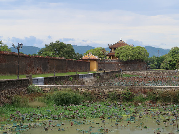 IMG_1498-moat-and-mountains