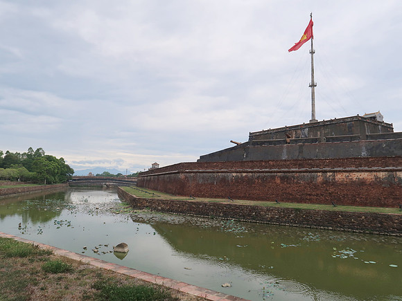 IMG_1543-moat-and-flag