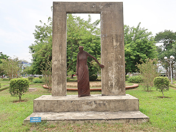IMG_1546-at-the-border-sculpture