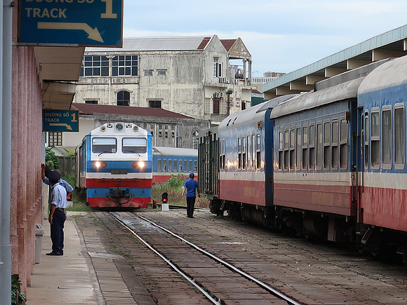 IMG_1701-train-approaching-hue