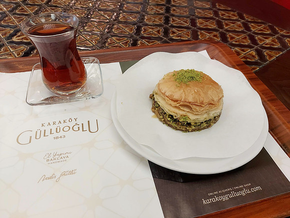 20211104_171035-gulluoglu-fistikli-burger-baklava