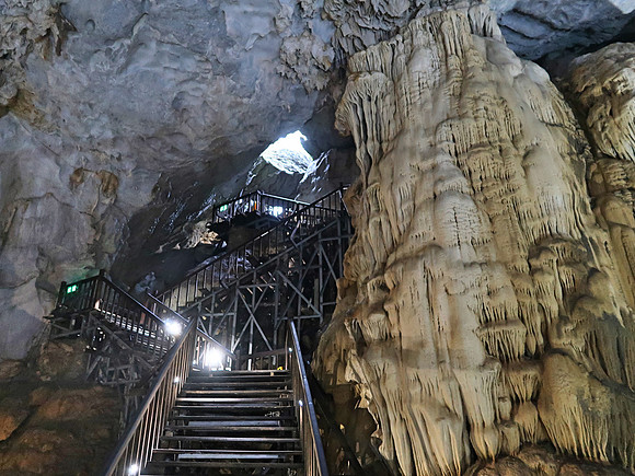 IMG_1835-paradise-cave-entrance-stairs