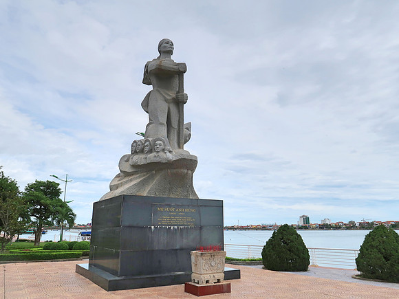 IMG_1969-mother-suot-monument