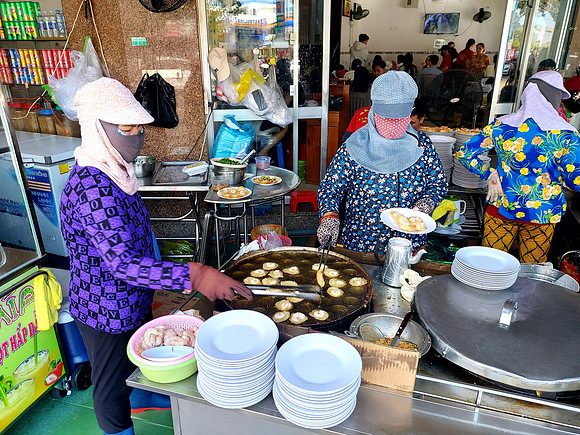 20240201_122312-banh-khot-cooks