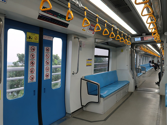 IMG_2718-palembang-lrt-hand-grasps