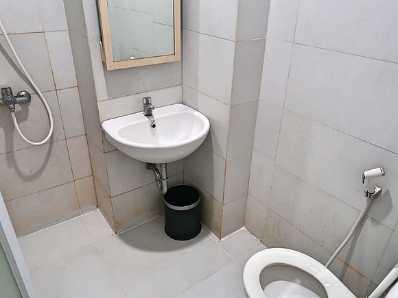IMG_2751-reddoorz-bathroom