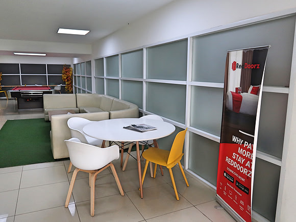 IMG_2777-reddoorz-common-area