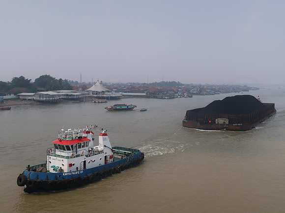 IMG_2821-barge-being-tugged