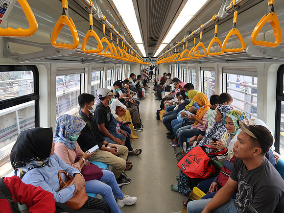 IMG_2901-lrt-passengers