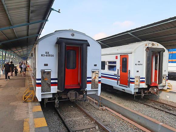 IMG_3069-trains-at-kertapati