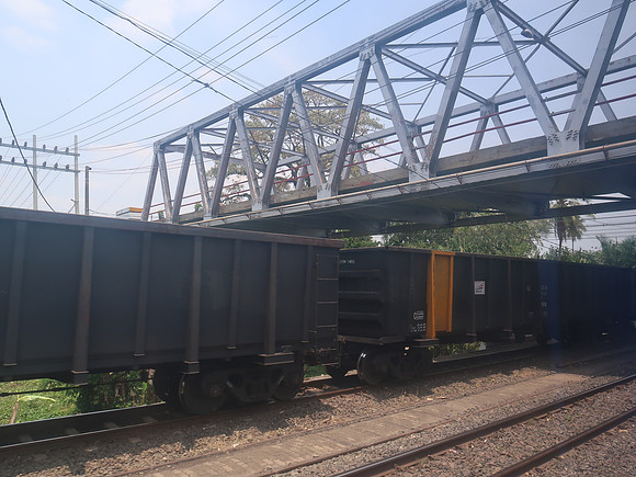 IMG_3153-passing-coal-train