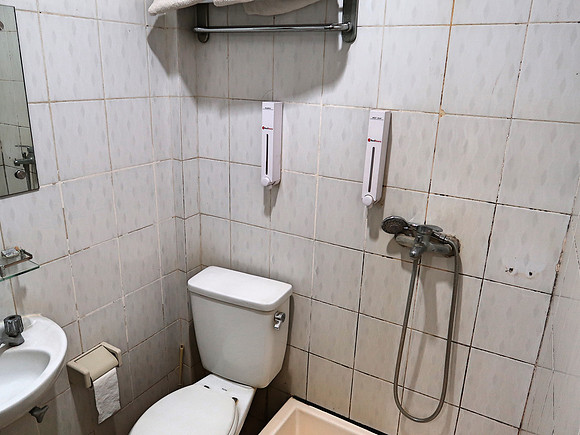 IMG_3443-reddoorz-bathroom