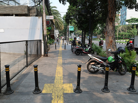 IMG_3481-footpath-bollards