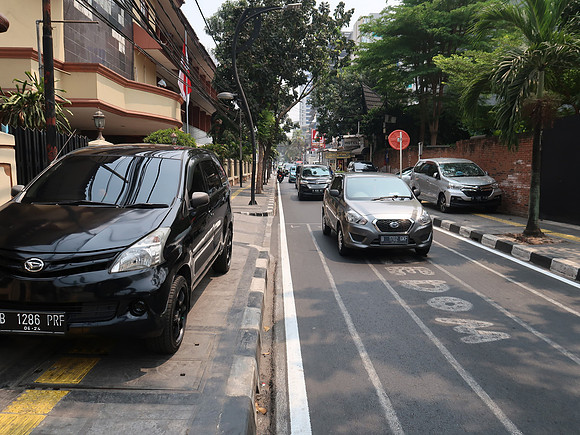 IMG_3682-car-on-footpath-jalan-jaksa