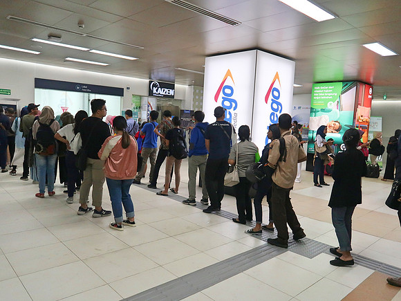 IMG_3734-metro-ticket-queue