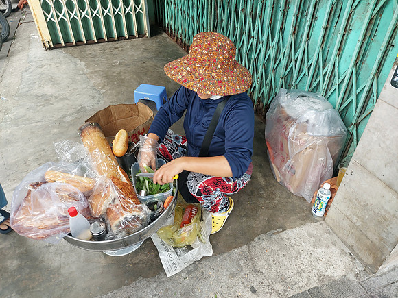 20220625_070500-breakfast-banh-mi