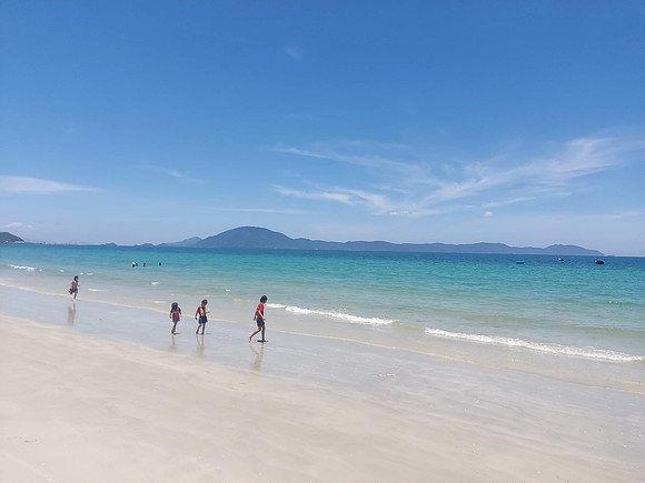 20220823_121154-kids-on-beach