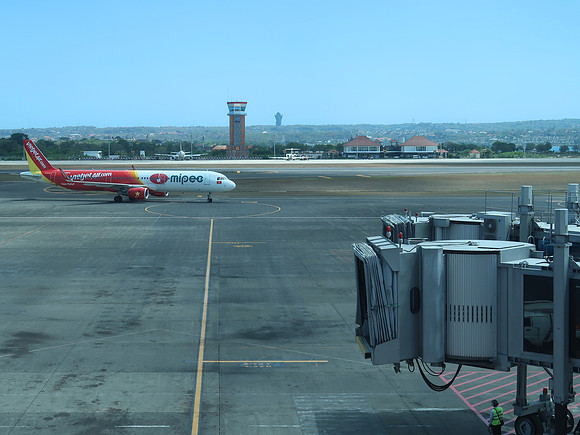 IMG_4728-vietjet-air-arriving-dps