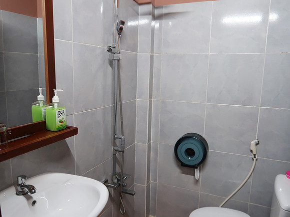 IMG_5028-farmstay-bathroom