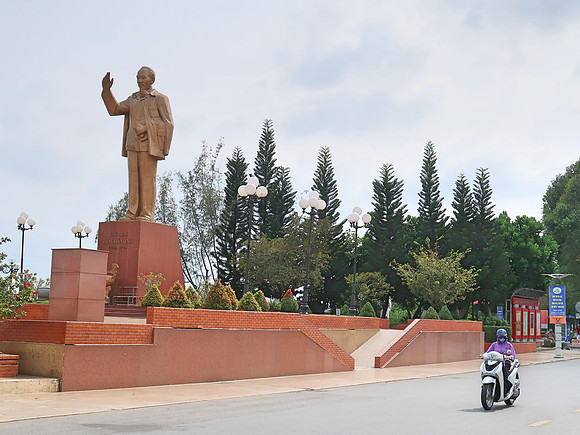 IMG_5259-ho-chi-minh-statue