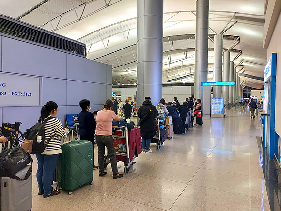 20240224_195012-long-jetstar-queue