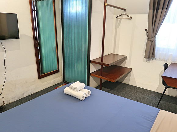 IMG_5916-garden-hotel-room