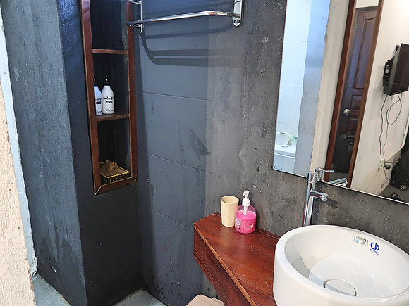 IMG_5917-garden-hotel-bathroom