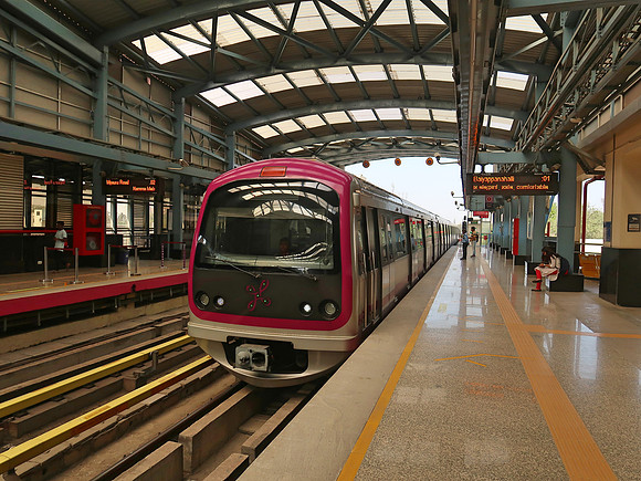 IMG_7495-train-at-mg-road