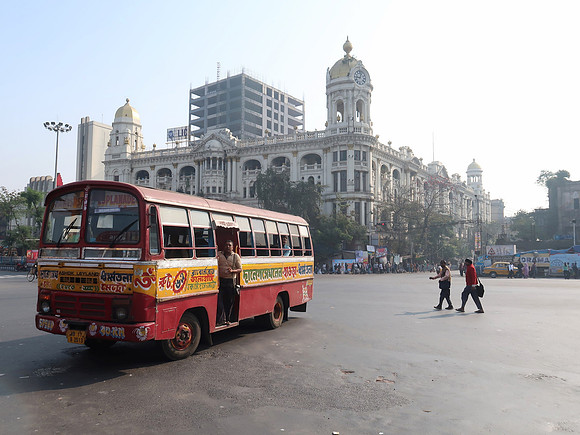 IMG_8627-bus-and-metropolitan-building