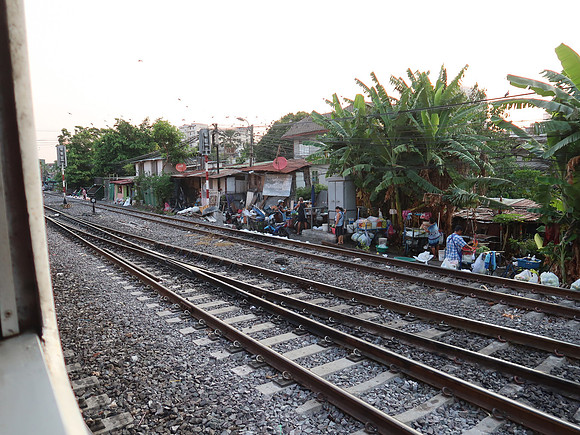 IMG_9193-houses-by-railway-bangkok