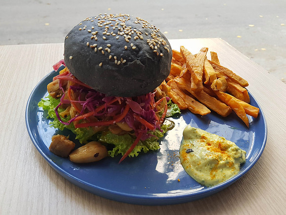 20200601_170829-roots-jackfruit-burger