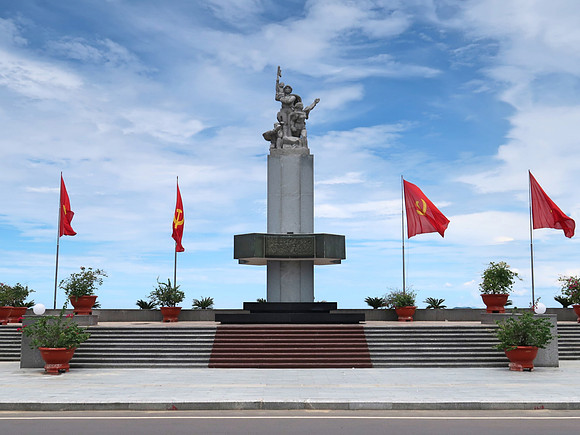 IMG_1417-victory-monument-quy-nhon-square